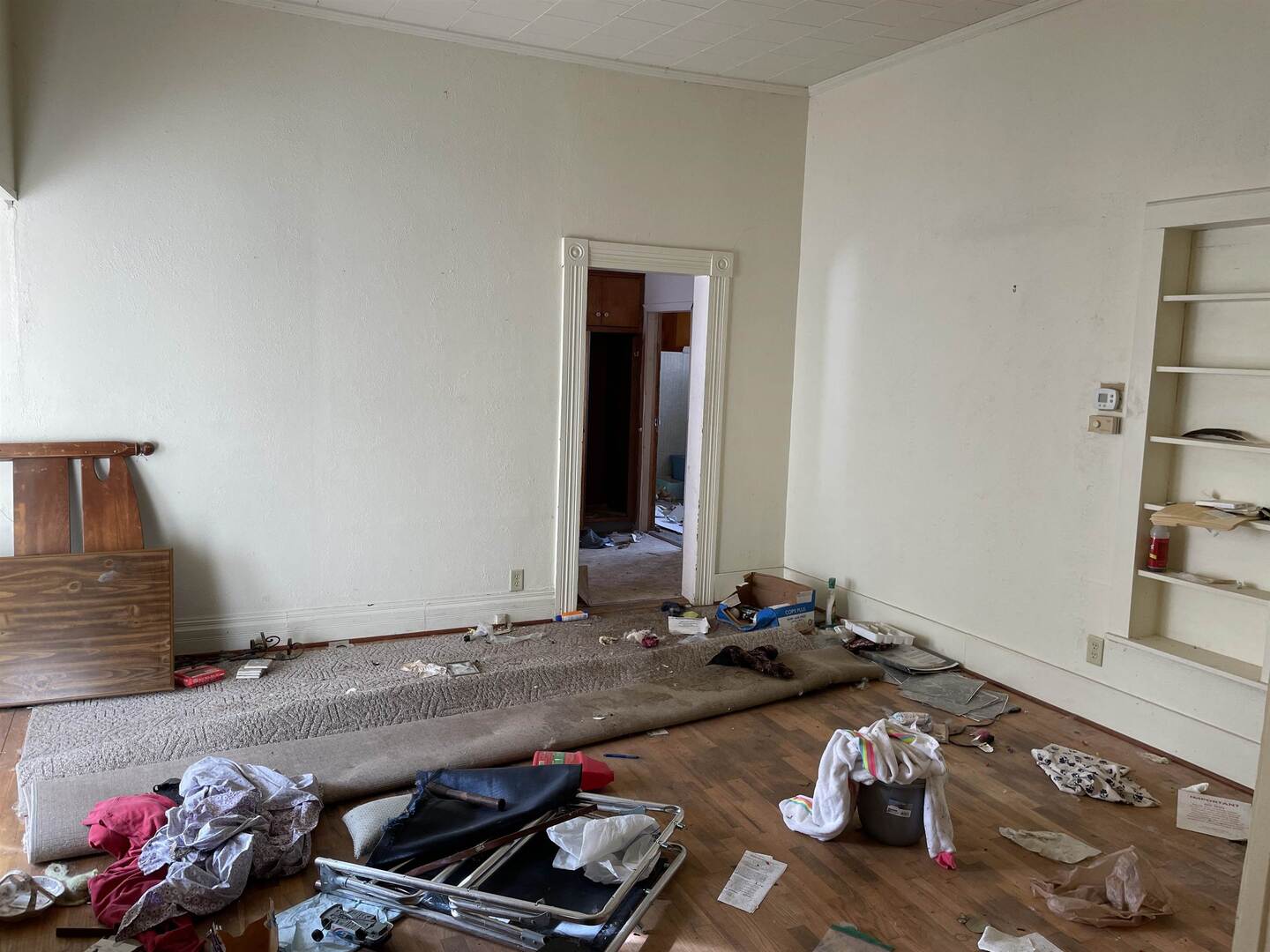 209 South 16th Street Herrin, IL 62948 - Photo 18 of 38 a room with a couch and a book shelf