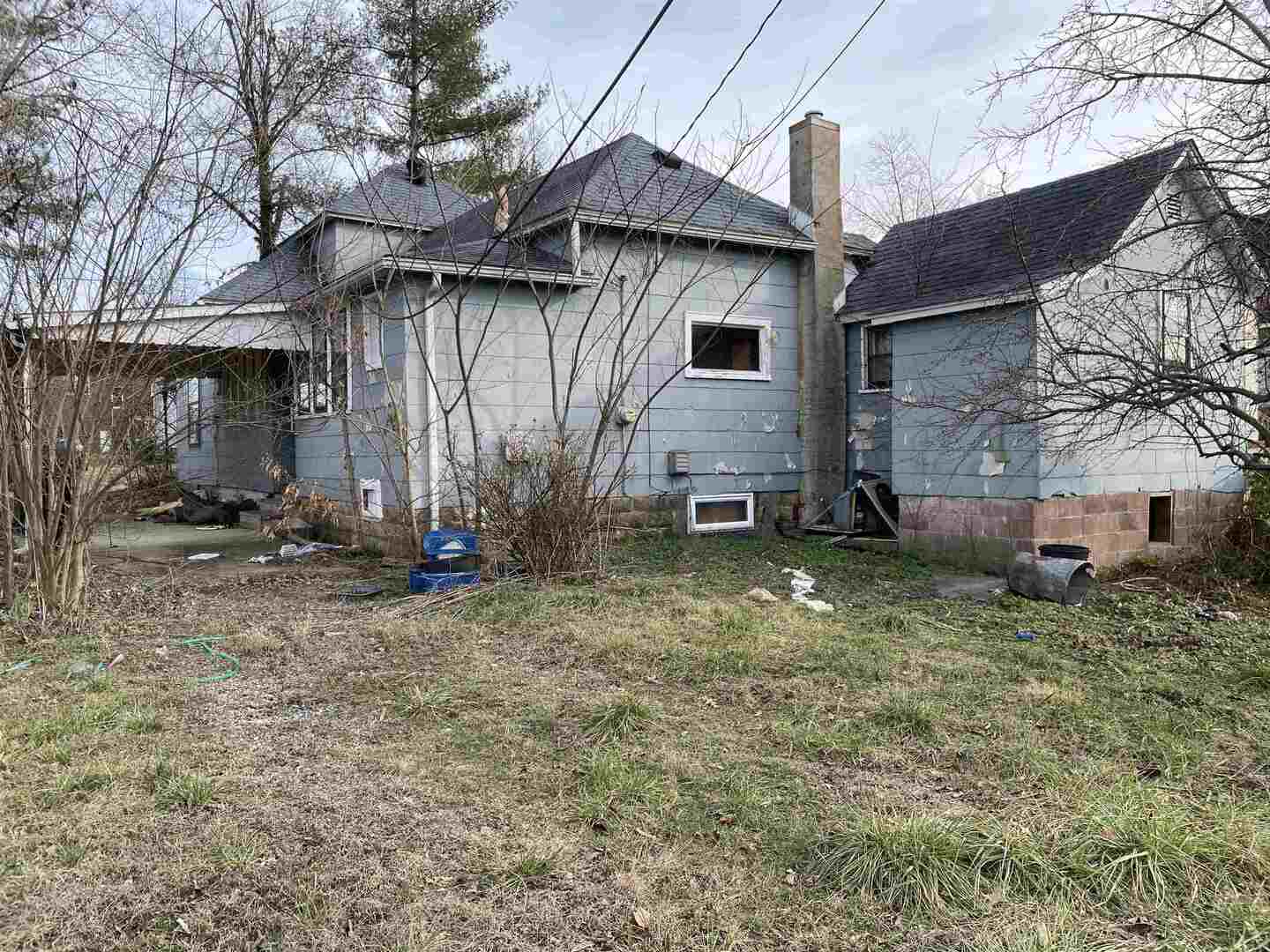 209 South 16th Street Herrin, IL 62948 - Photo 2 of 38 a view of a house with a yard