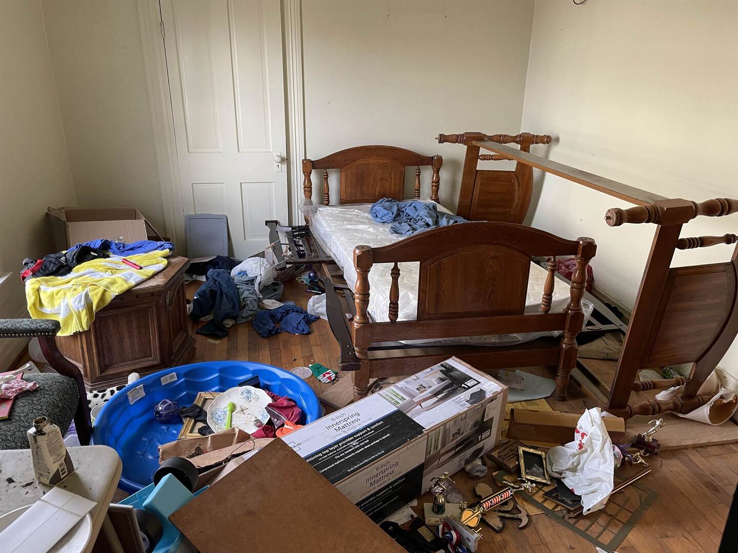 209 South 16th Street Herrin, IL 62948 - Photo 22 of 38 a living room with furniture and a rug