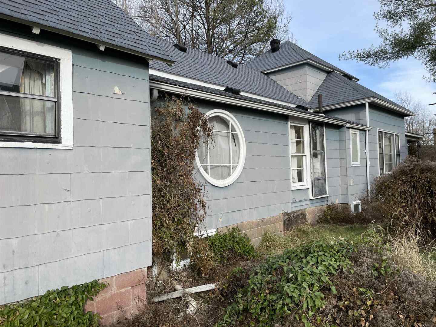 209 South 16th Street Herrin, IL 62948 - Photo 4 of 38 a front view of a house with a garden