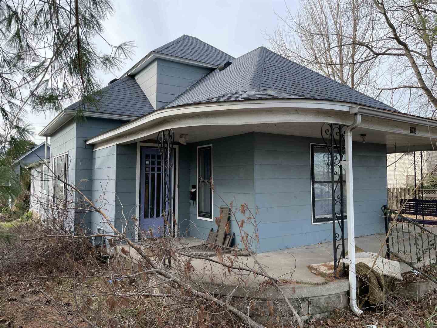 209 South 16th Street Herrin, IL 62948 - Photo 5 of 38 a front view of a house with garden