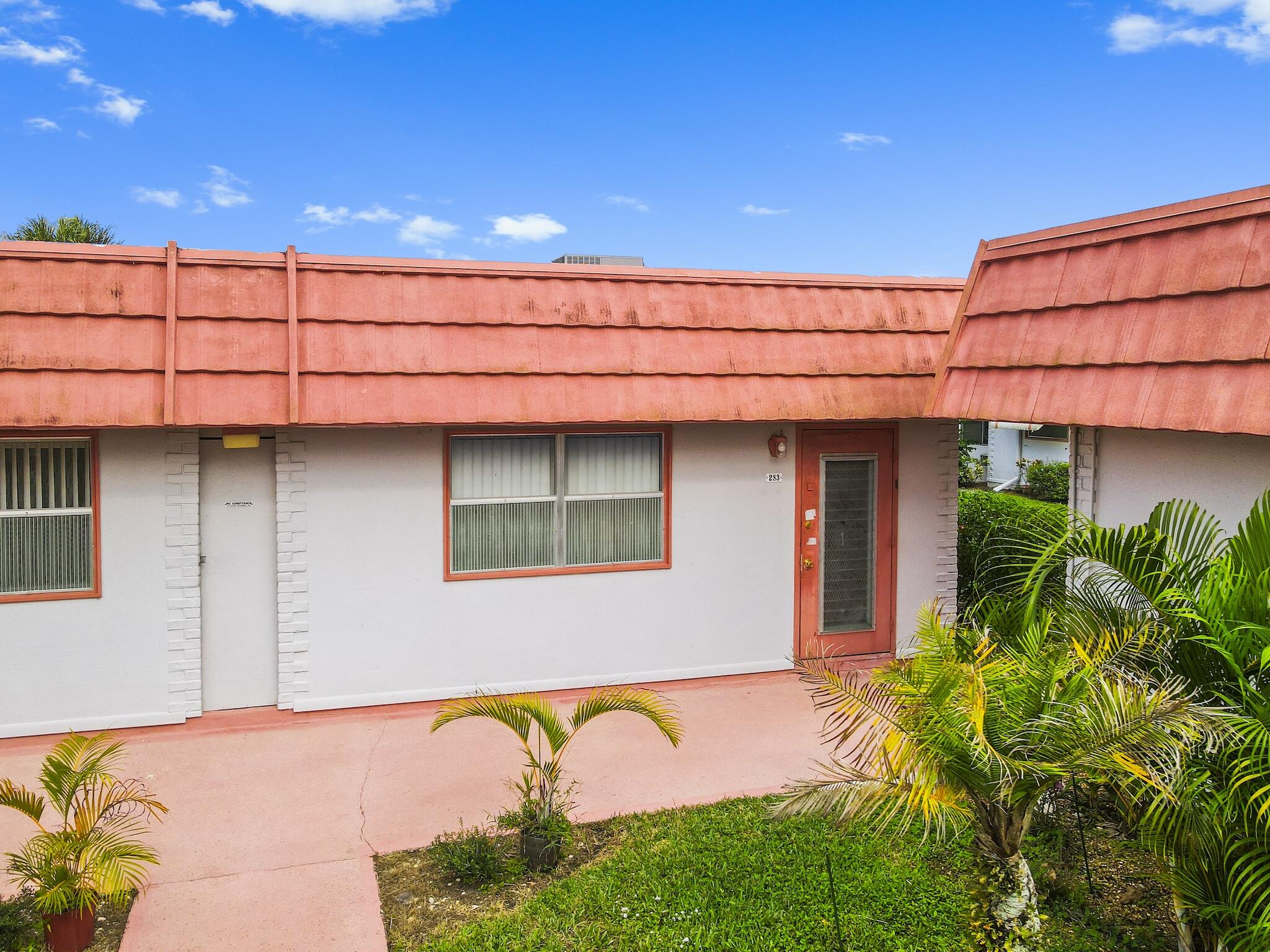 287 Seville L, Unit L Delray Beach, FL 33446 - Photo 4 of 39 a view of a backyard