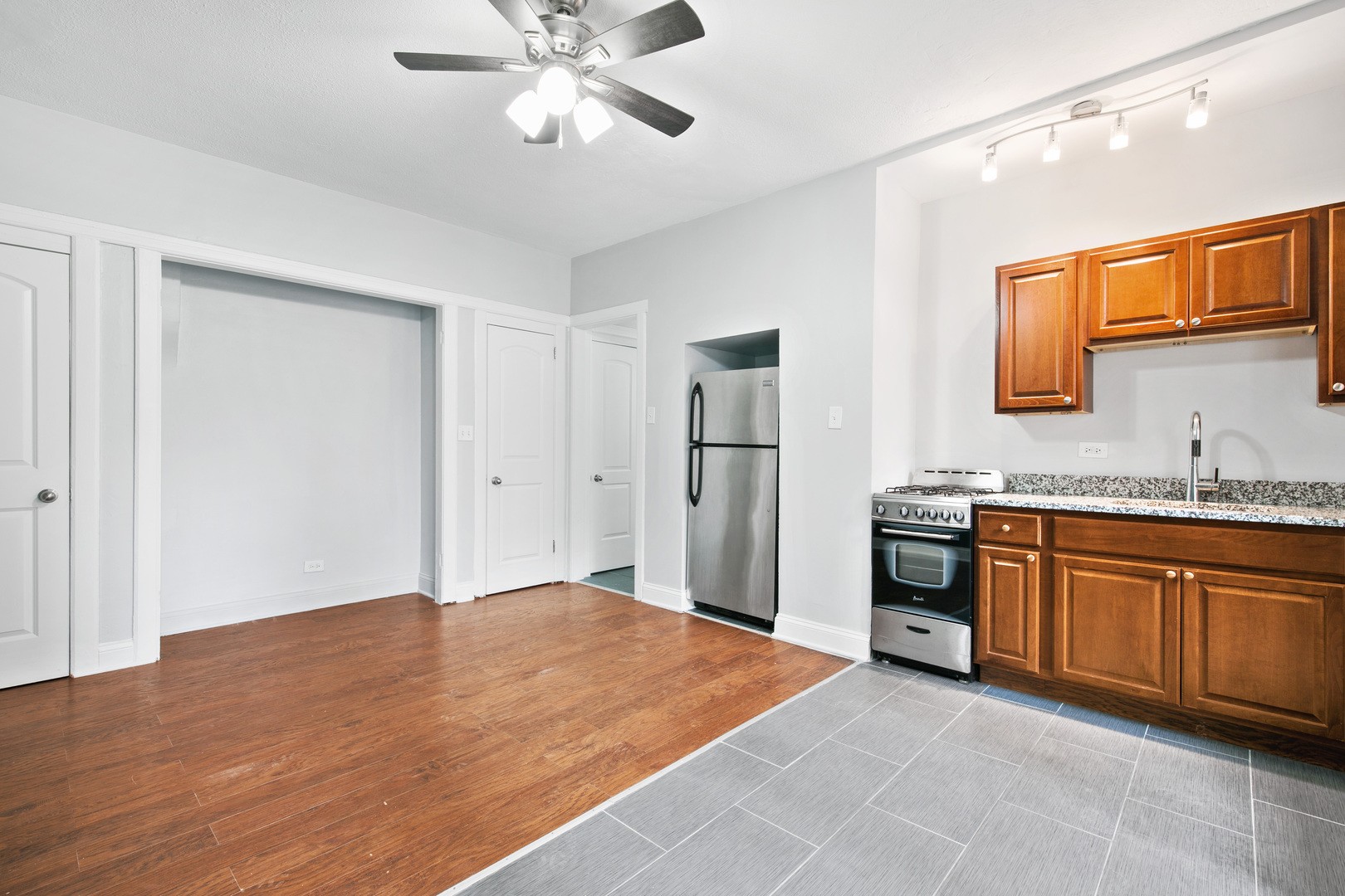 4555 North Malden Street, Unit 102 Chicago, IL 60640 - Photo 3 of 10 a spacious bathroom with a granite countertop sink a mirror and a bathtub