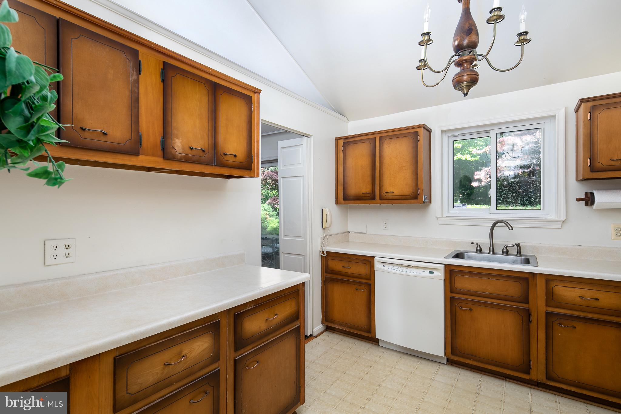 8706 Victoria Road Springfield, VA 22151 - Photo 7 of 31