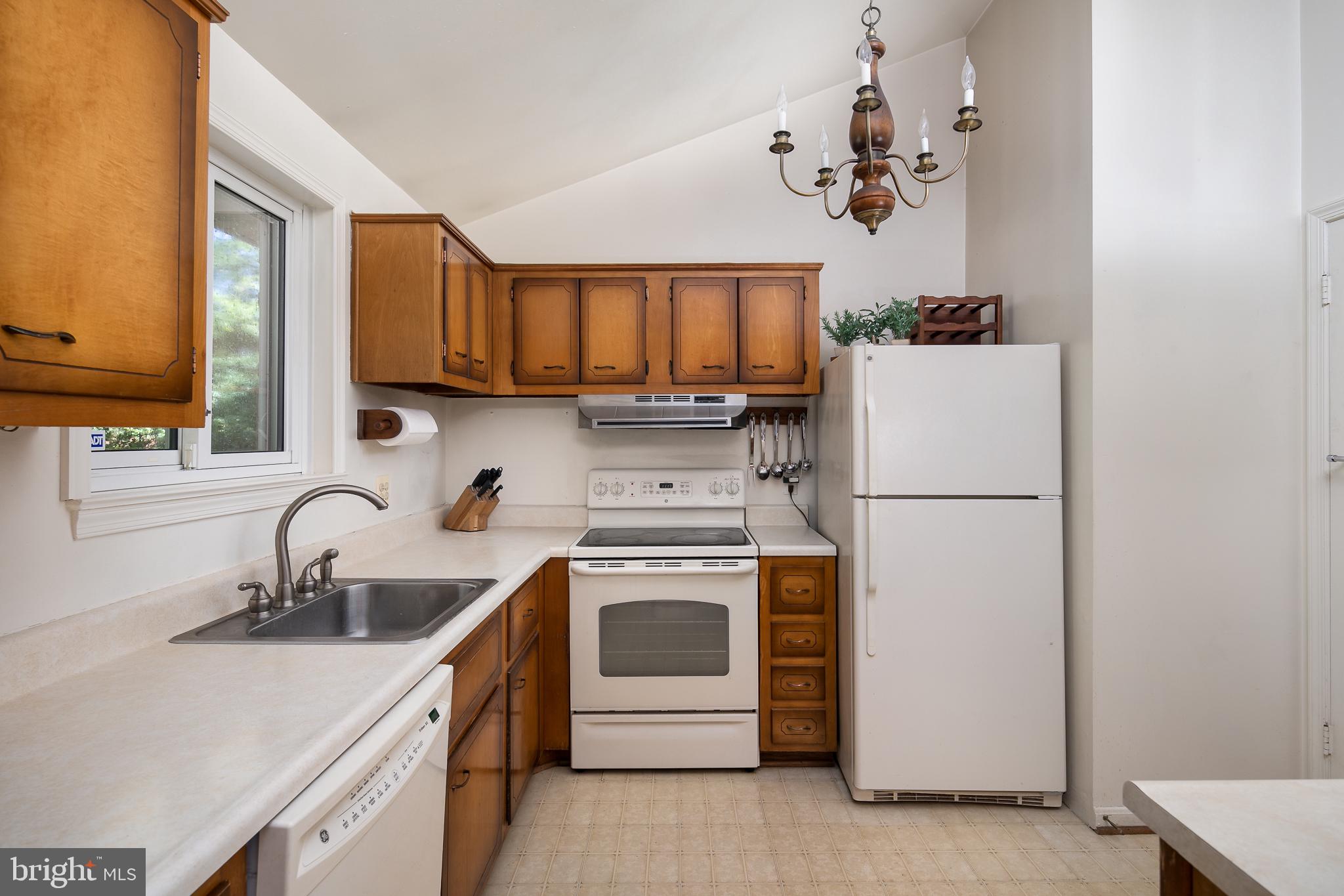 8706 Victoria Road Springfield, VA 22151 - Photo 8 of 31