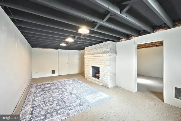 a view of a garage