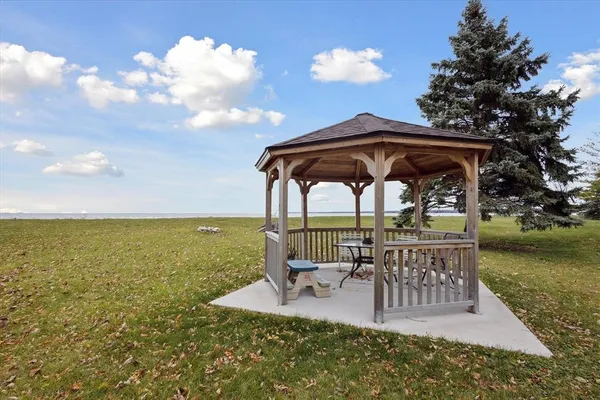 $679,900 | 2209 Lakeside Place, Green Bay, WI 54302