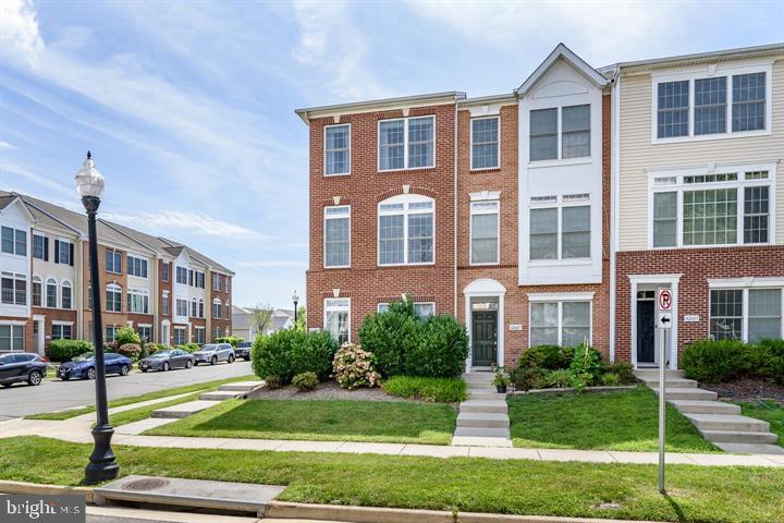 42609 Pine Forest Drive Chantilly, VA 20152 - Photo 2 of 34