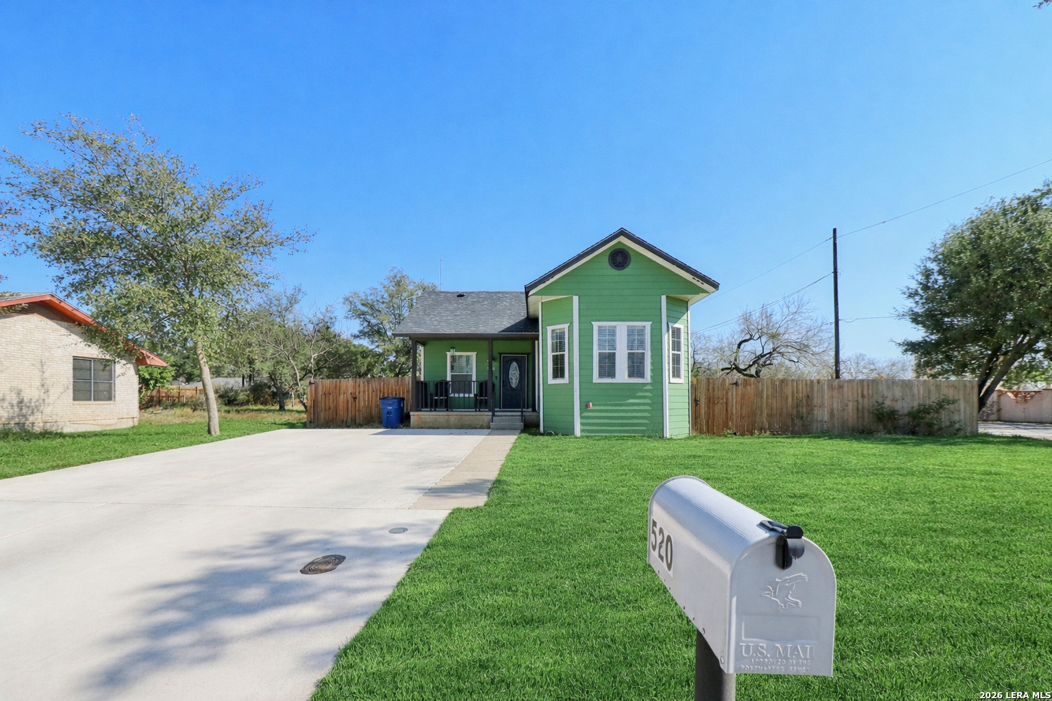 520 South Ash Street Pearsall, TX 78061 - Photo 3 of 40