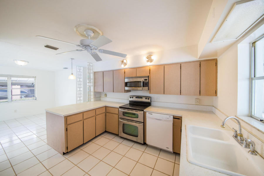 169 East 30th Street Riviera Beach, FL 33404 - Photo 18 of 25 0017_47086960-e203-4ca3-b970-bde36212274