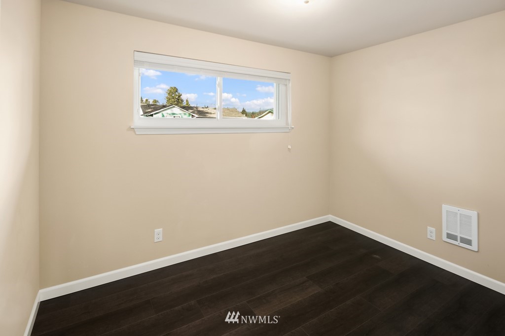 3518 Northeast 9th Street Renton, WA 98056 - Photo 23 of 28