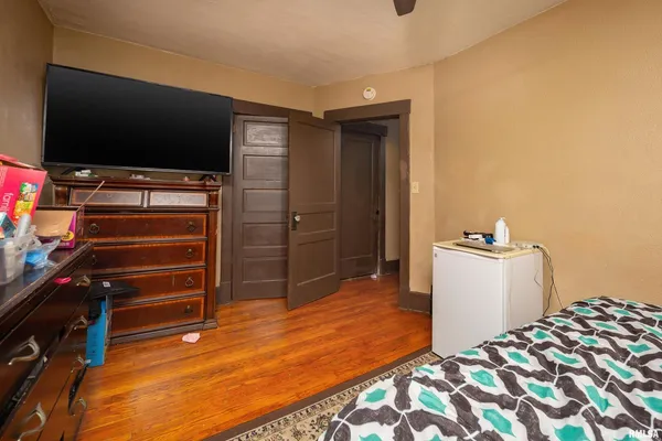 a room with a flat screen tv