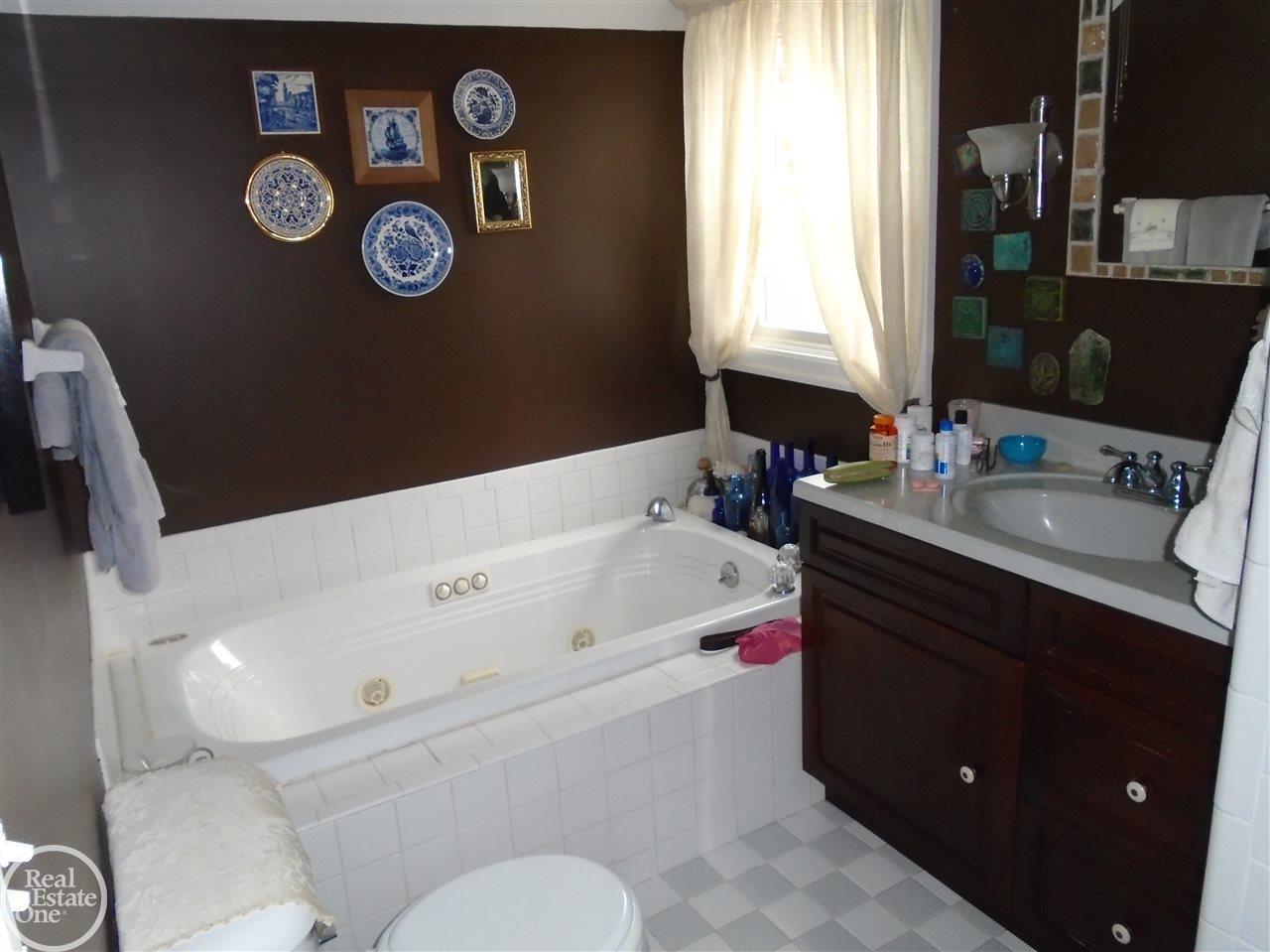 738 Rivard Boulevard Grosse Pointe, MI 48230 - Photo 18 of 30 31327459-17.JPG