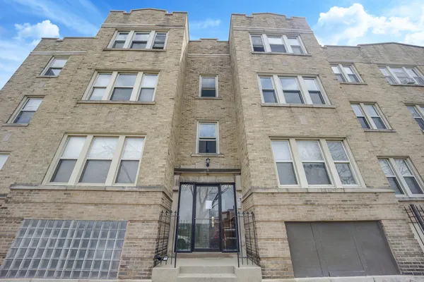 $1,645 | 2749 North Kilbourn Avenue, Unit 2, Chicago, IL 60639