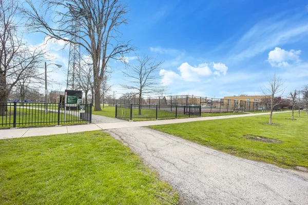 $1,645 | 2749 North Kilbourn Avenue, Unit 2, Chicago, IL 60639