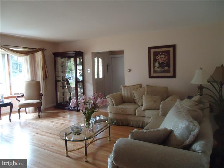 9630 Pine Road Philadelphia, PA 19115 - Photo 3 of 17 Living Room