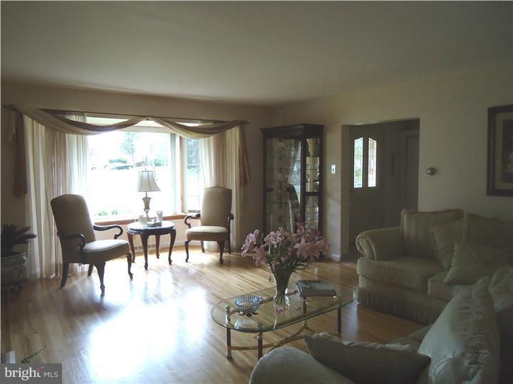 9630 Pine Road Philadelphia, PA 19115 - Photo 4 of 17 Living Room
