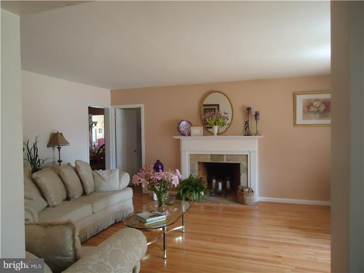9630 Pine Road Philadelphia, PA 19115 - Photo 5 of 17 Living Room