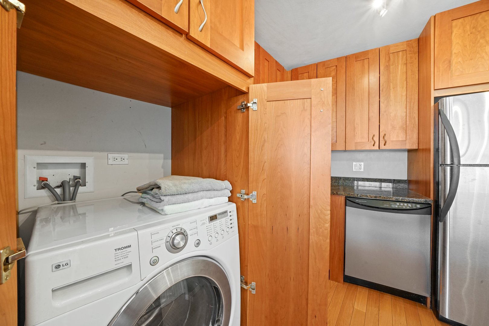2930 North Sheridan Road, Unit 805 Chicago, IL 60657 - Photo 11 of 21 a utility room with dryer and washer