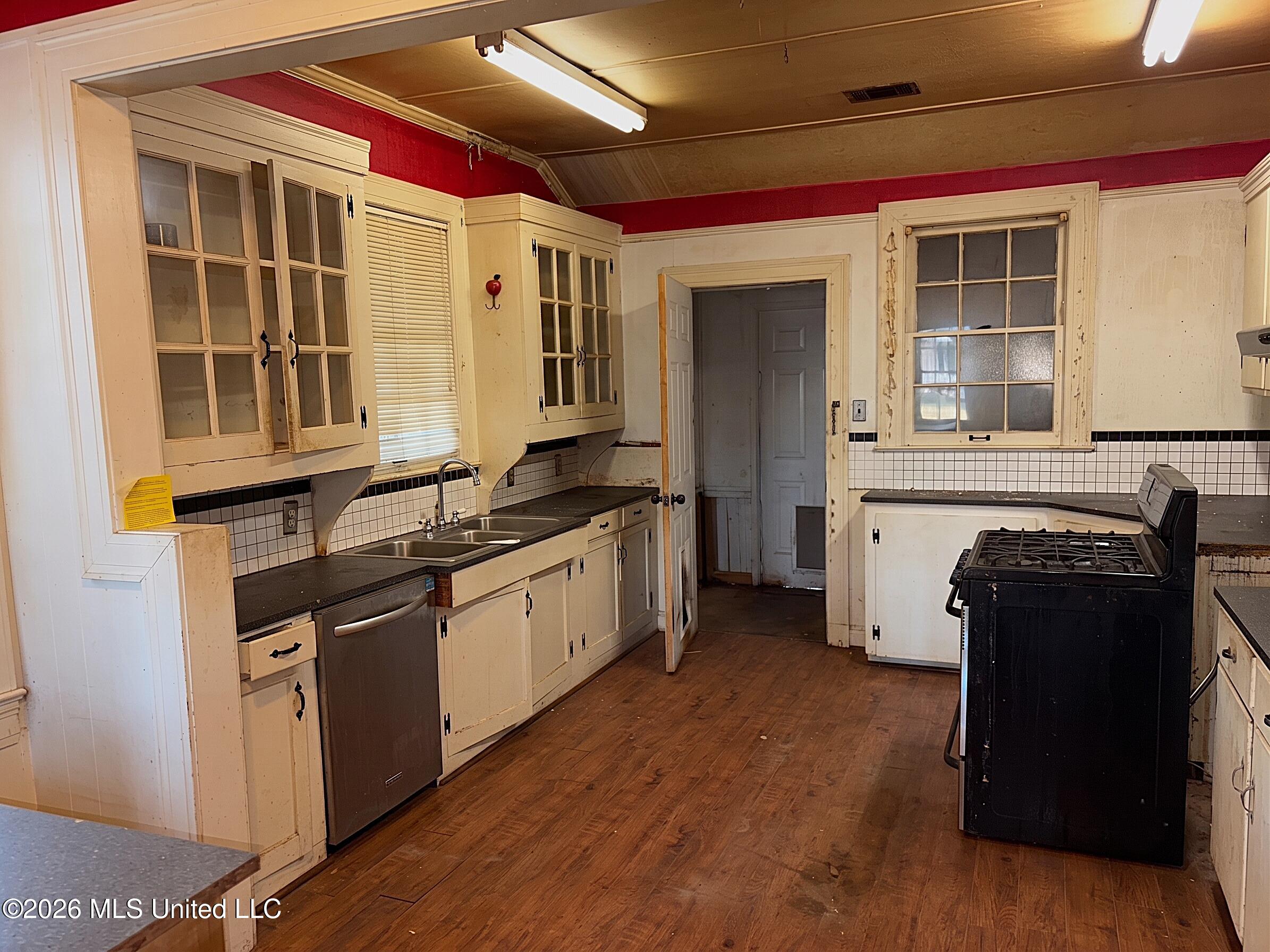 408 Boulevard Street Lexington, MS 39095 - Photo 2 of 12 (Kitchen)