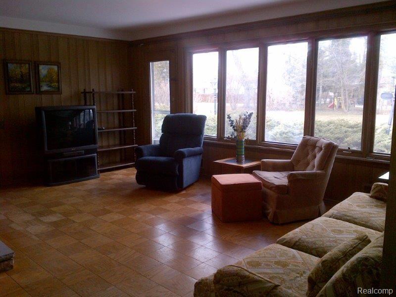 80 Stonehurst Road Grosse Pointe, MI 48236 - Photo 4 of 13 4.jpg