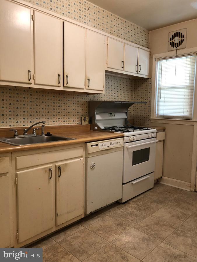 2123 Redthorn Road Baltimore, MD 21220 - Photo 5 of 11