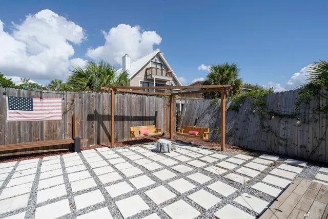 a view of a backyard