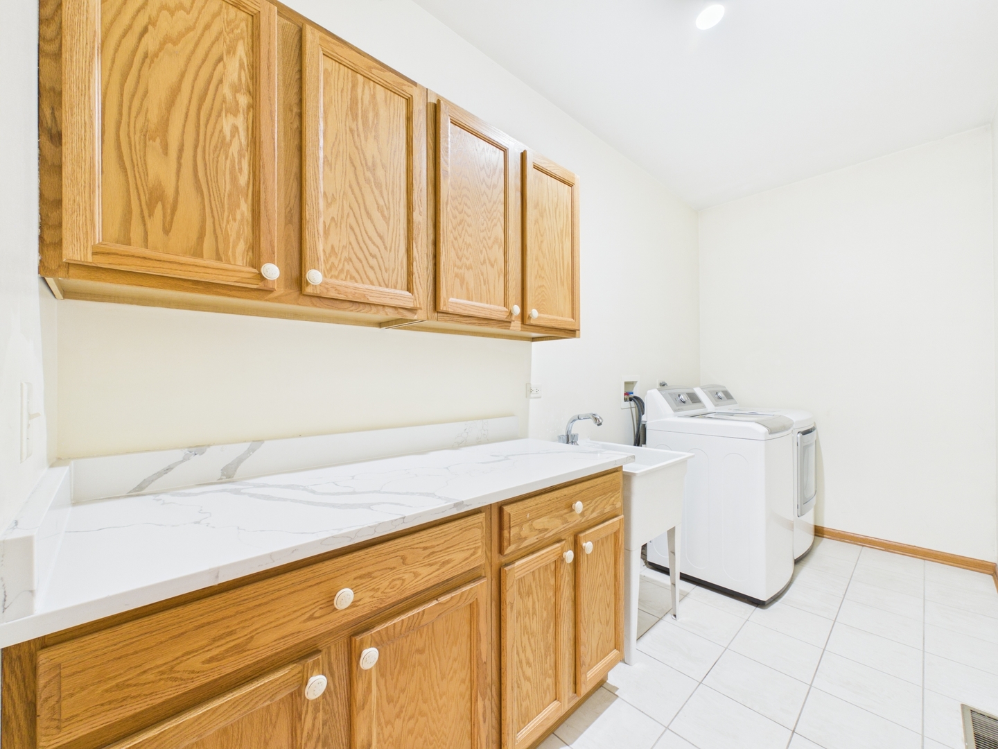 247 Alyssum Court Romeoville, IL 60446 - Photo 16 of 35