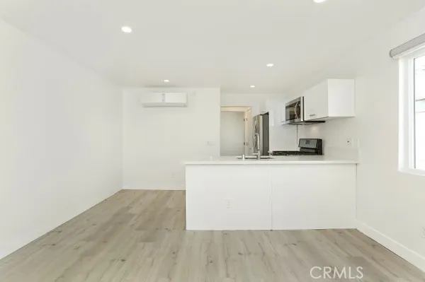 $1,800 | 6745 Laurel Canyon Boulevard, Unit 206, North Hollywood, CA 91606