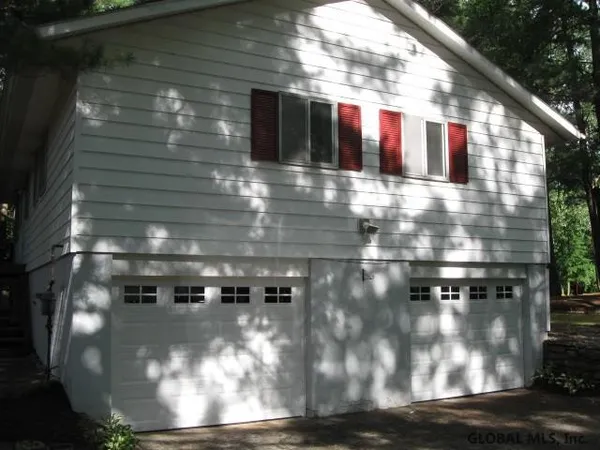 $2,595 | 12 Evergreen Avenue, Clifton Park, NY 12065