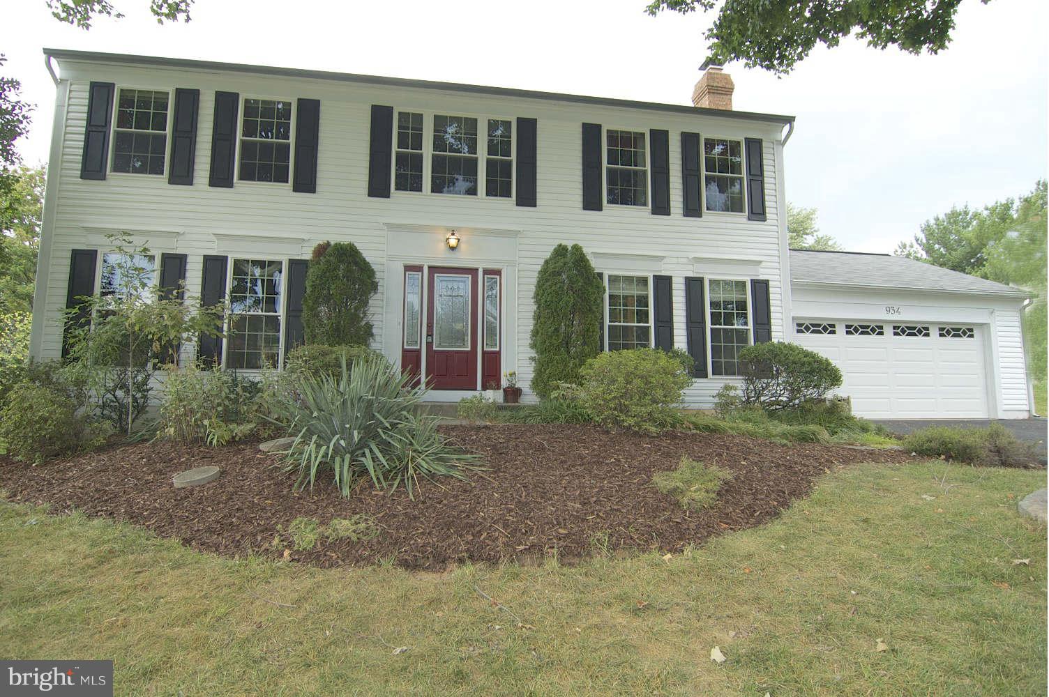 934 Pointer Ridge Drive Gaithersburg, MD 20878 - Photo 2 of 30 Impressive straight-front Federal facade