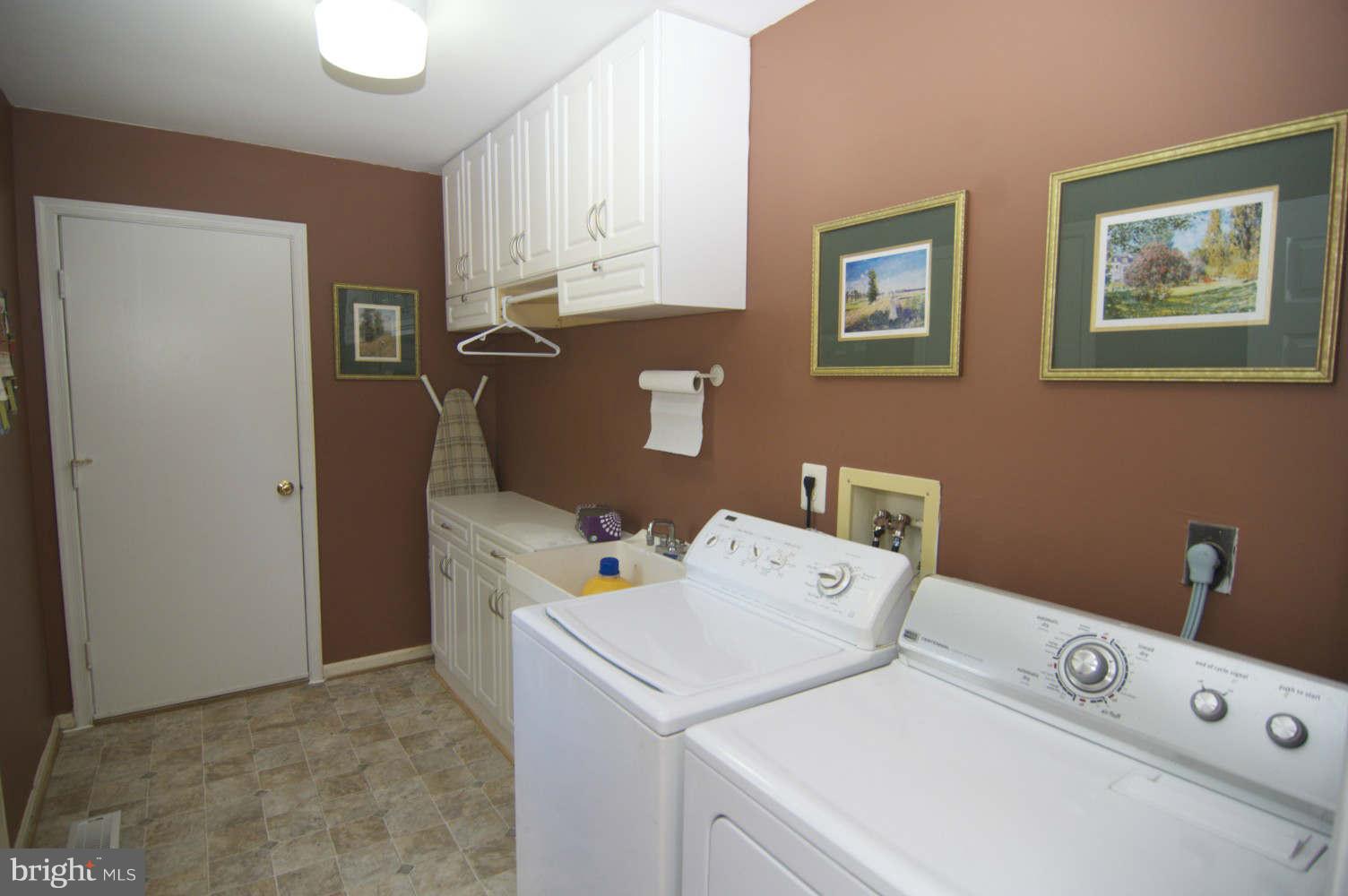 934 Pointer Ridge Drive Gaithersburg, MD 20878 - Photo 11 of 30 Convenient 1st flr Laund/MudR opens to gar.& yard