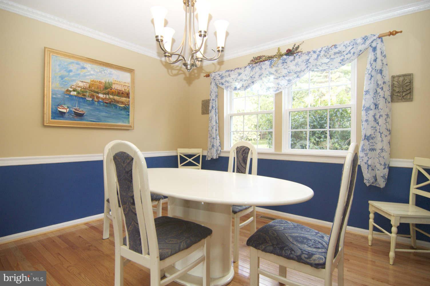 934 Pointer Ridge Drive Gaithersburg, MD 20878 - Photo 6 of 30 Lovely hardwds, chair rail and crownings frame DR