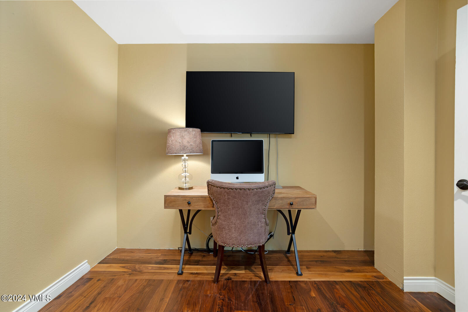 18 Beaver Road, Unit 1 Avon, CO 81620 - Photo 18 of 46 a workspace with furniture and wooden floor