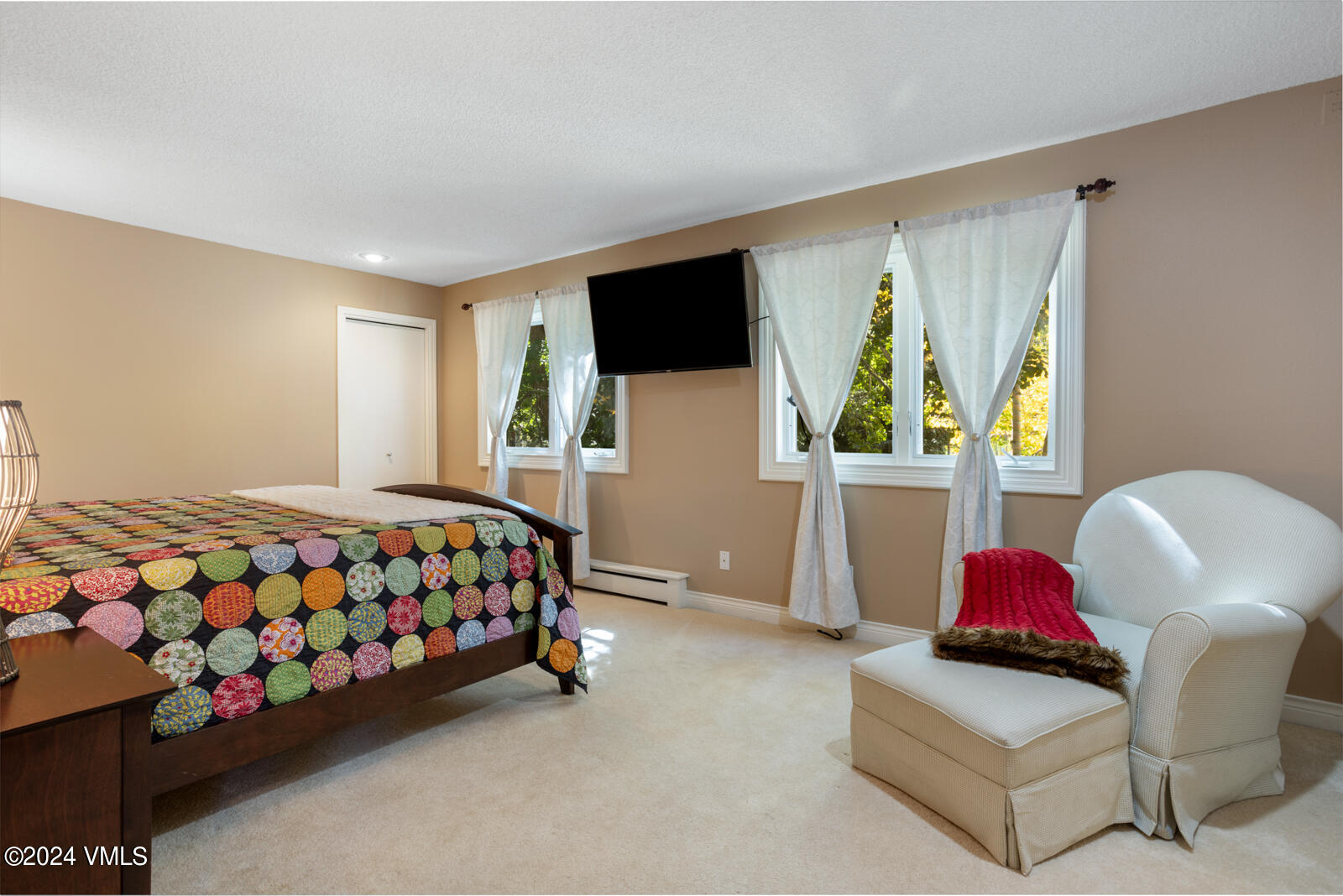 18 Beaver Road, Unit 1 Avon, CO 81620 - Photo 22 of 46 a bedroom with a bed and a chair