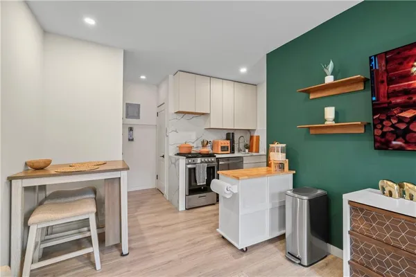 $699,999 | 300 8th Avenue, Unit 1M | Park Slope