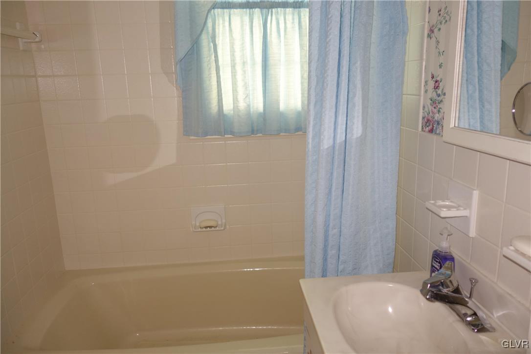 832 Maple Road Hellertown, PA 18055 - Photo 11 of 21 lst floor full bath - very clean