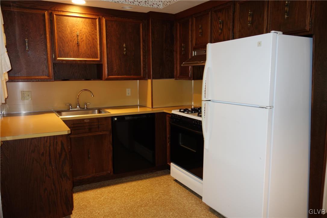 Kitchen area - gas range with self-cleaning stove,