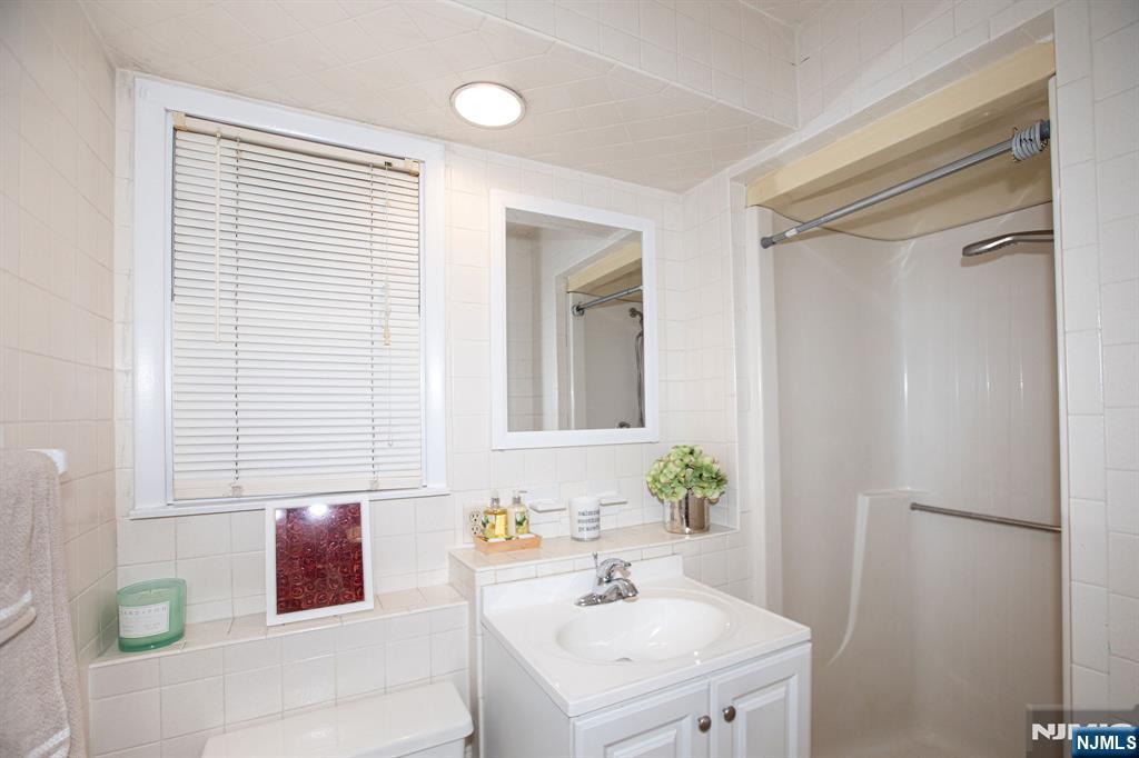 2052 Hoefleys Lane Fort Lee, NJ 07024 - Photo 18 of 23