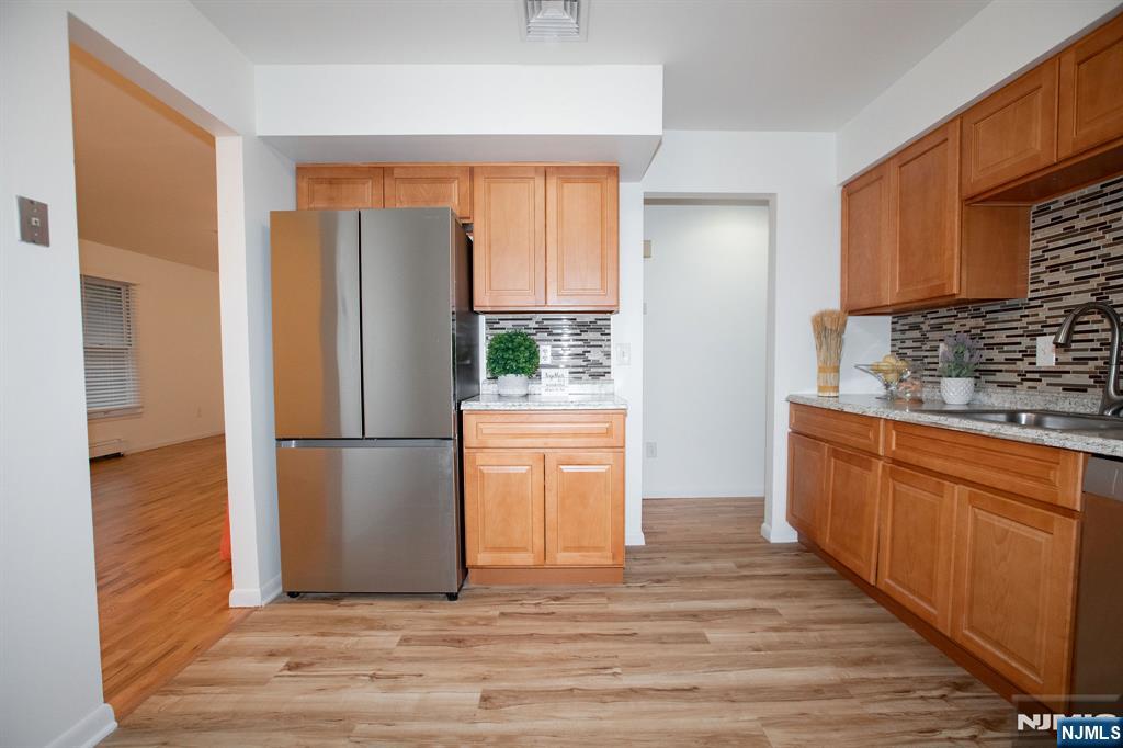 2052 Hoefleys Lane Fort Lee, NJ 07024 - Photo 4 of 23