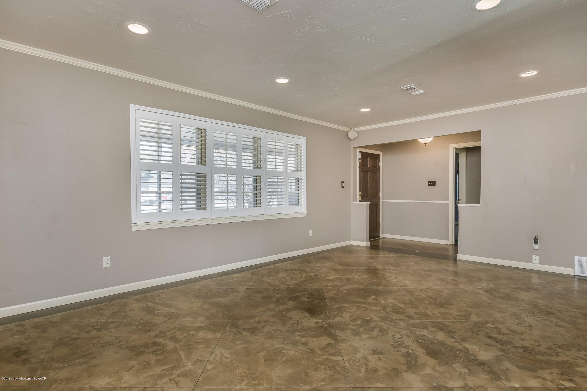 5315 Randolph Road Amarillo, TX 79106 - Photo 3 of 18 003_Living Room