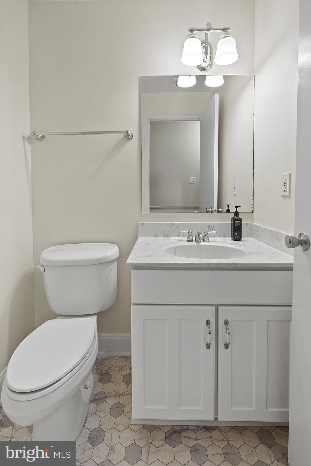 9060 Blarney Stone Drive Springfield, VA 22152 - Photo 38 of 47 a bathroom with a toilet a sink and a mirror