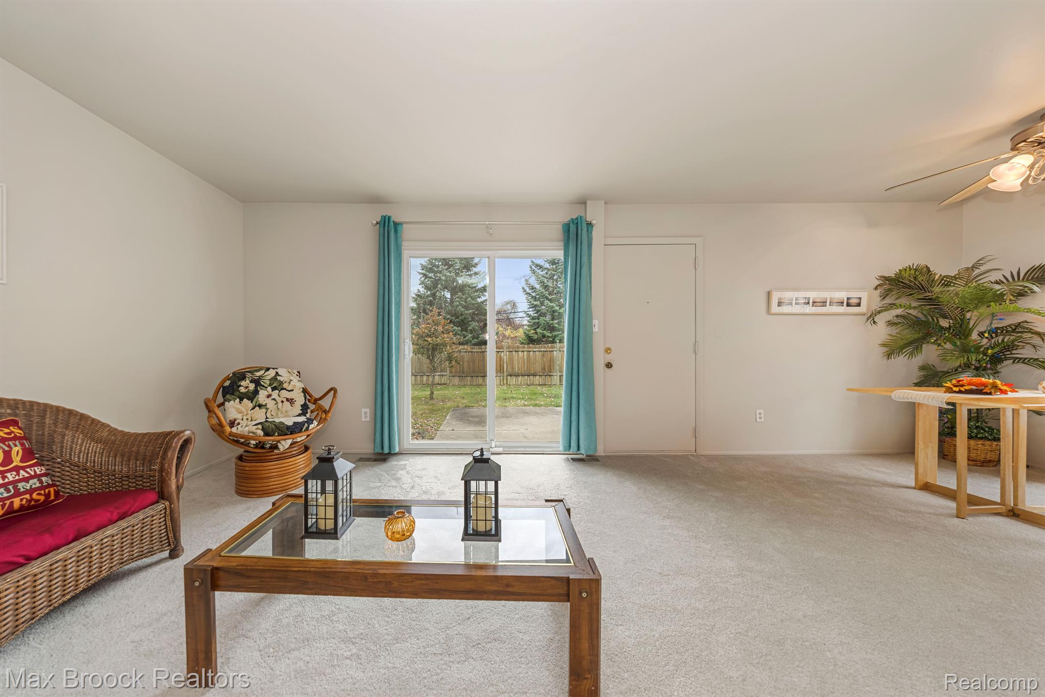 17525 Rudgate Street Southgate, MI 48195 - Photo 17 of 38 Living Room with view to the back patio