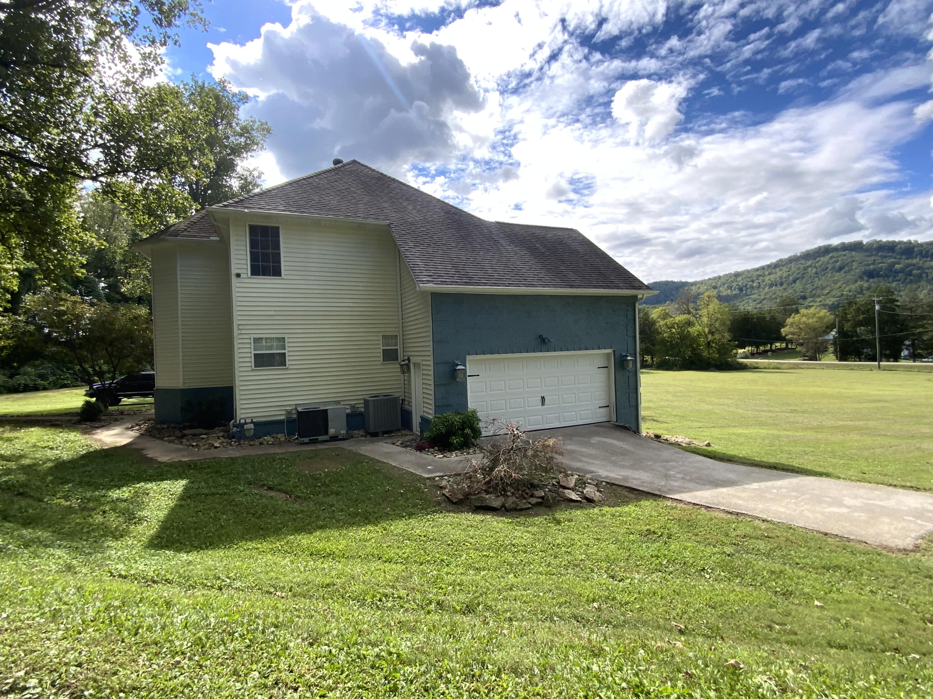 3754 Dutch Valley Road Clinton, TN 37716 - Photo 7 of 40 21BCB9C5-00B8-455B-A7BE-444572224B63