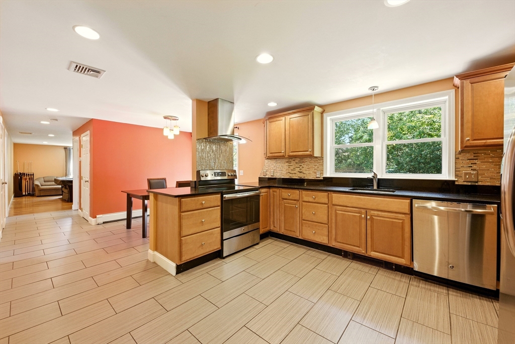 33 Highgate Road Framingham, MA 01701 - Photo 9 of 33