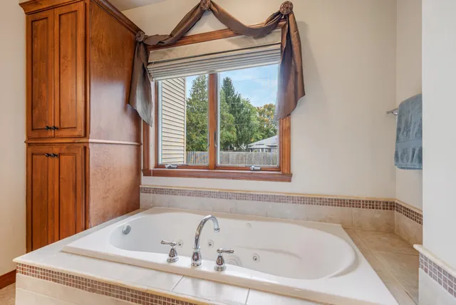 $649,900 | 1606 South Carver Lane, Appleton, WI 54914