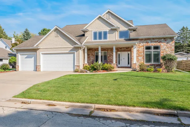 $649,900 | 1606 South Carver Lane, Appleton, WI 54914