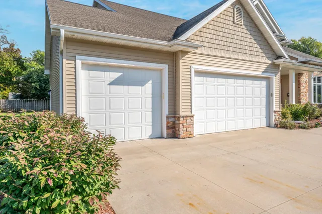 $649,900 | 1606 South Carver Lane, Appleton, WI 54914