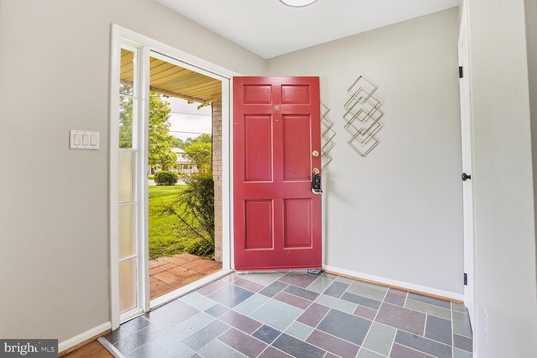 8816 Fort Hunt Road Alexandria, VA 22308 - Photo 4 of 26 Gallery Image 4