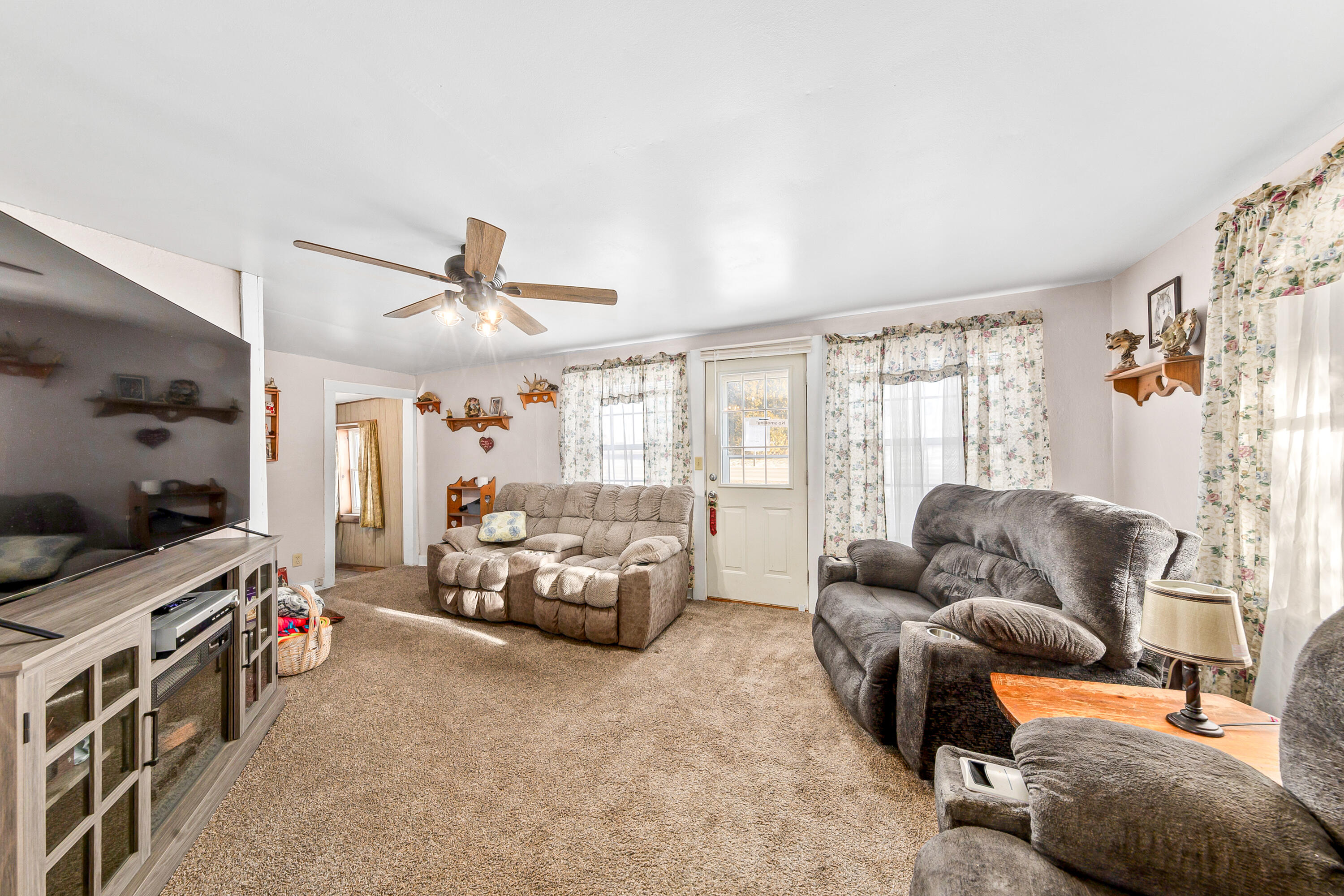N6335 County Road East Concord, WI 53066 - Photo 3 of 34 Large Living Room